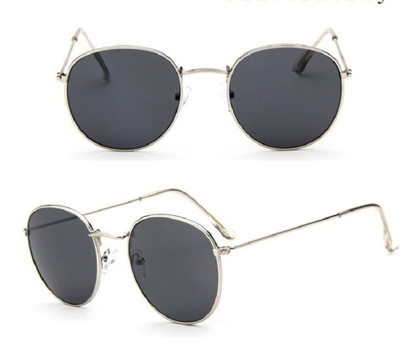 "Women's Retro Sunglasses - Stylish Vintage Eyewear for Fashionable Looks"